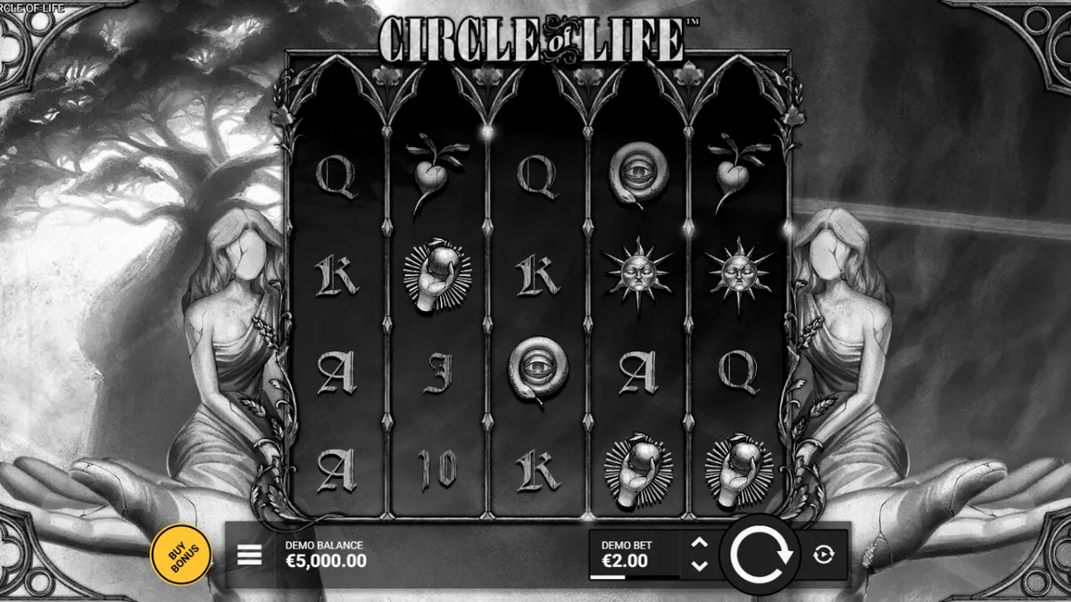Pohon Kehidupan yang bercahaya dalam slot Circle of Life dengan latar belakang monokrom yang artistik